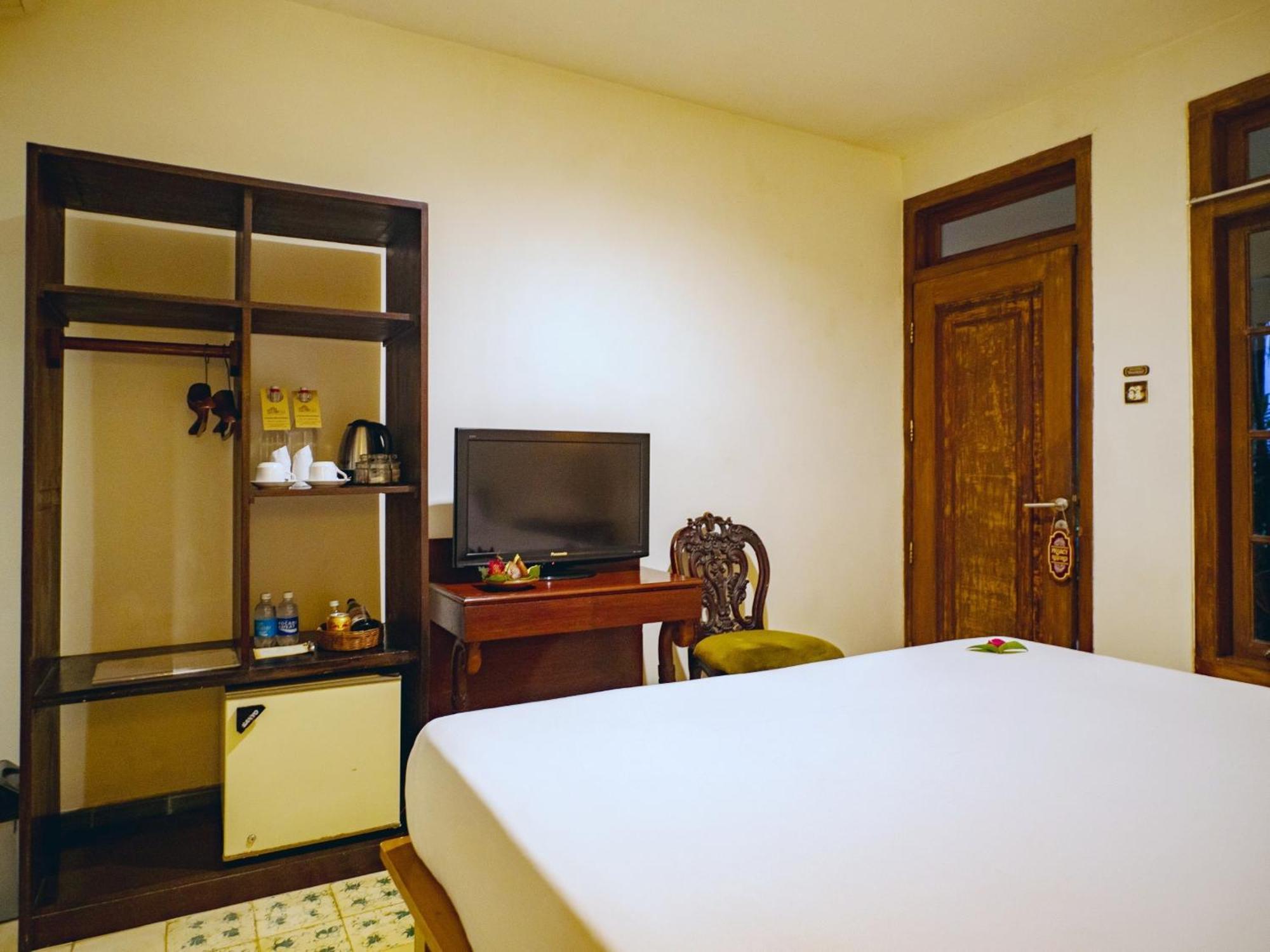 Hotel Tugu Blitar Exteriör bild