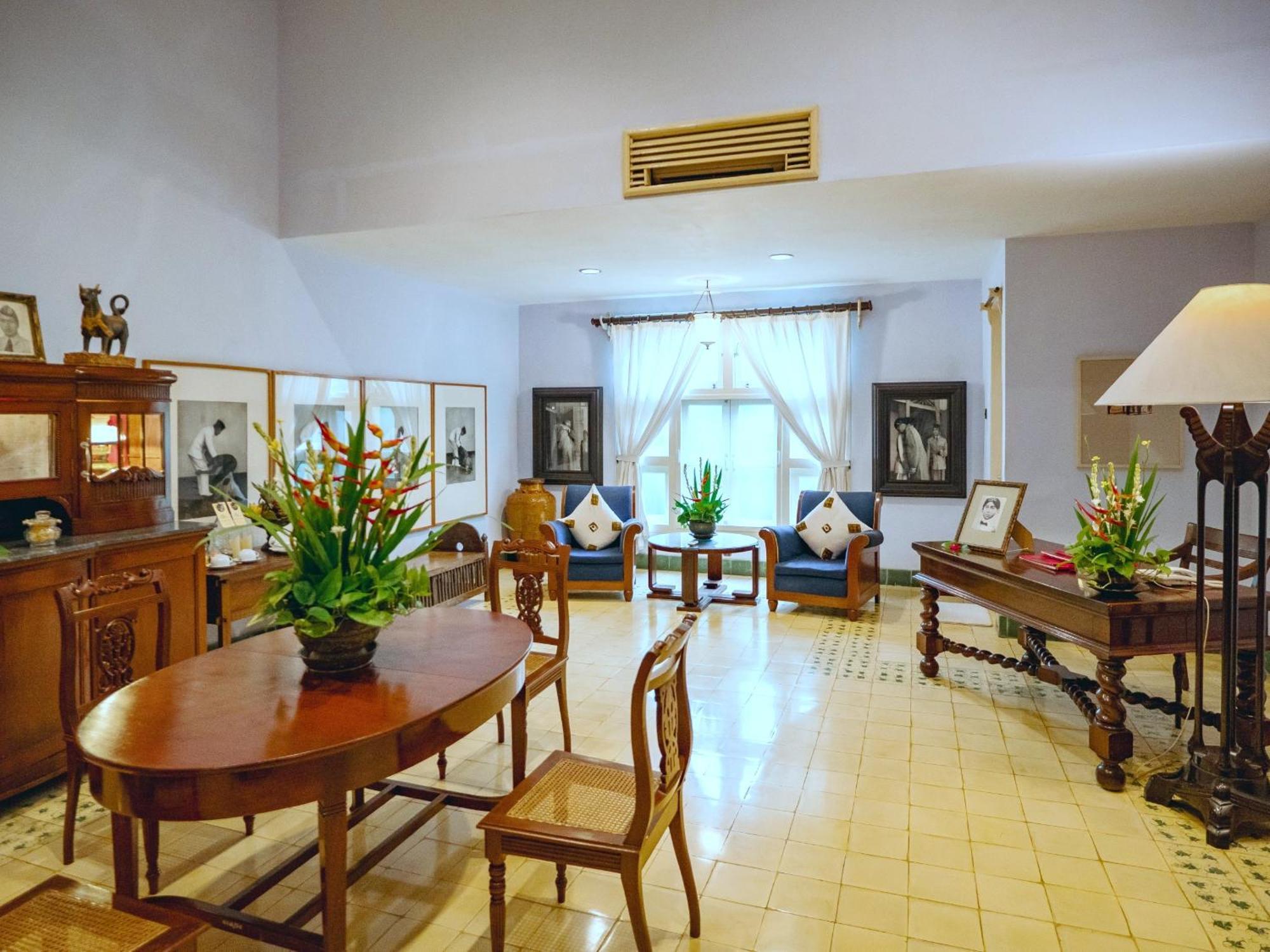 Hotel Tugu Blitar Exteriör bild