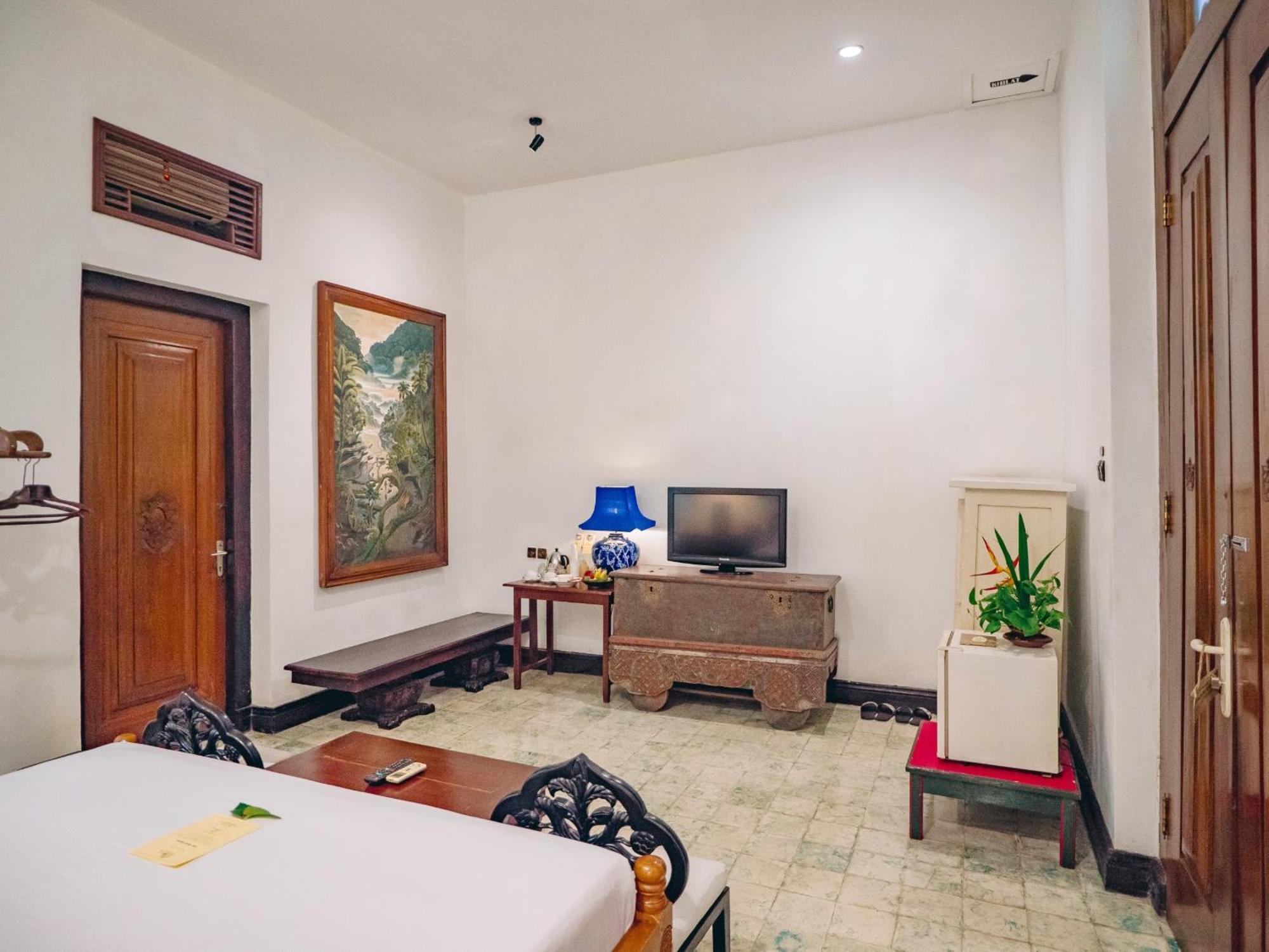 Hotel Tugu Blitar Exteriör bild