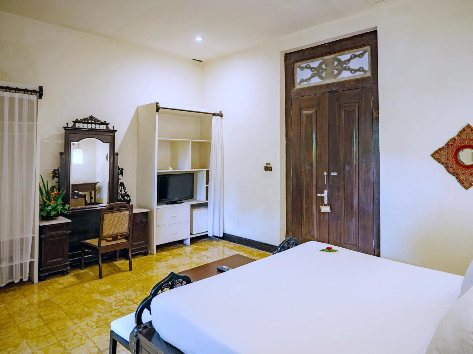 Hotel Tugu Blitar Exteriör bild