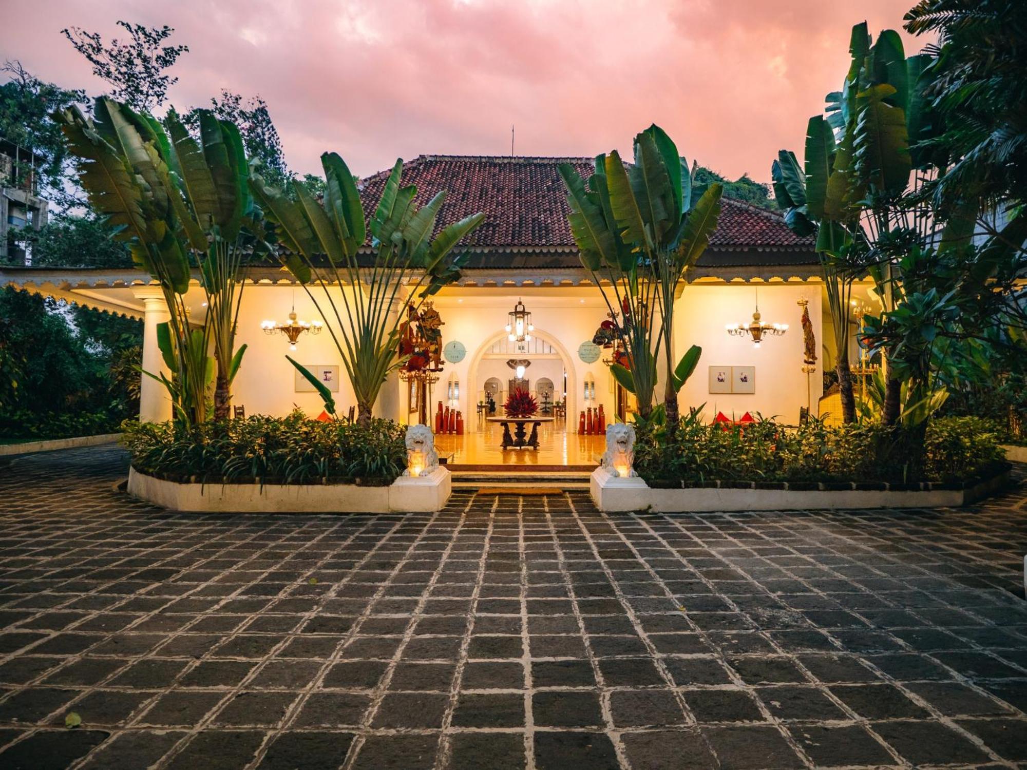 Hotel Tugu Blitar Exteriör bild