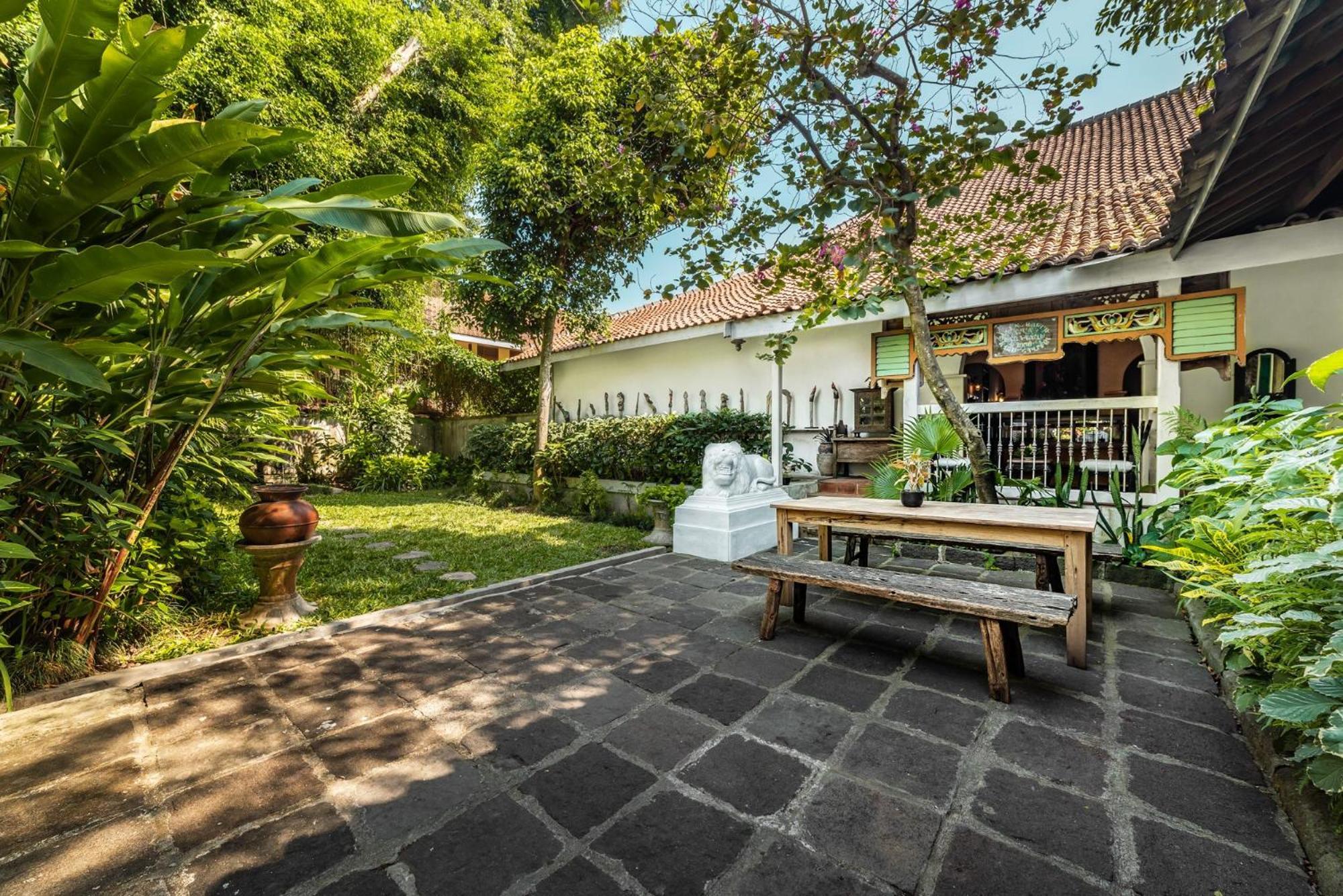 Hotel Tugu Blitar Exteriör bild