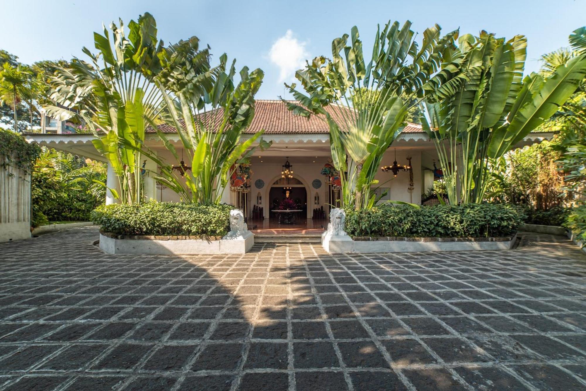 Hotel Tugu Blitar Exteriör bild