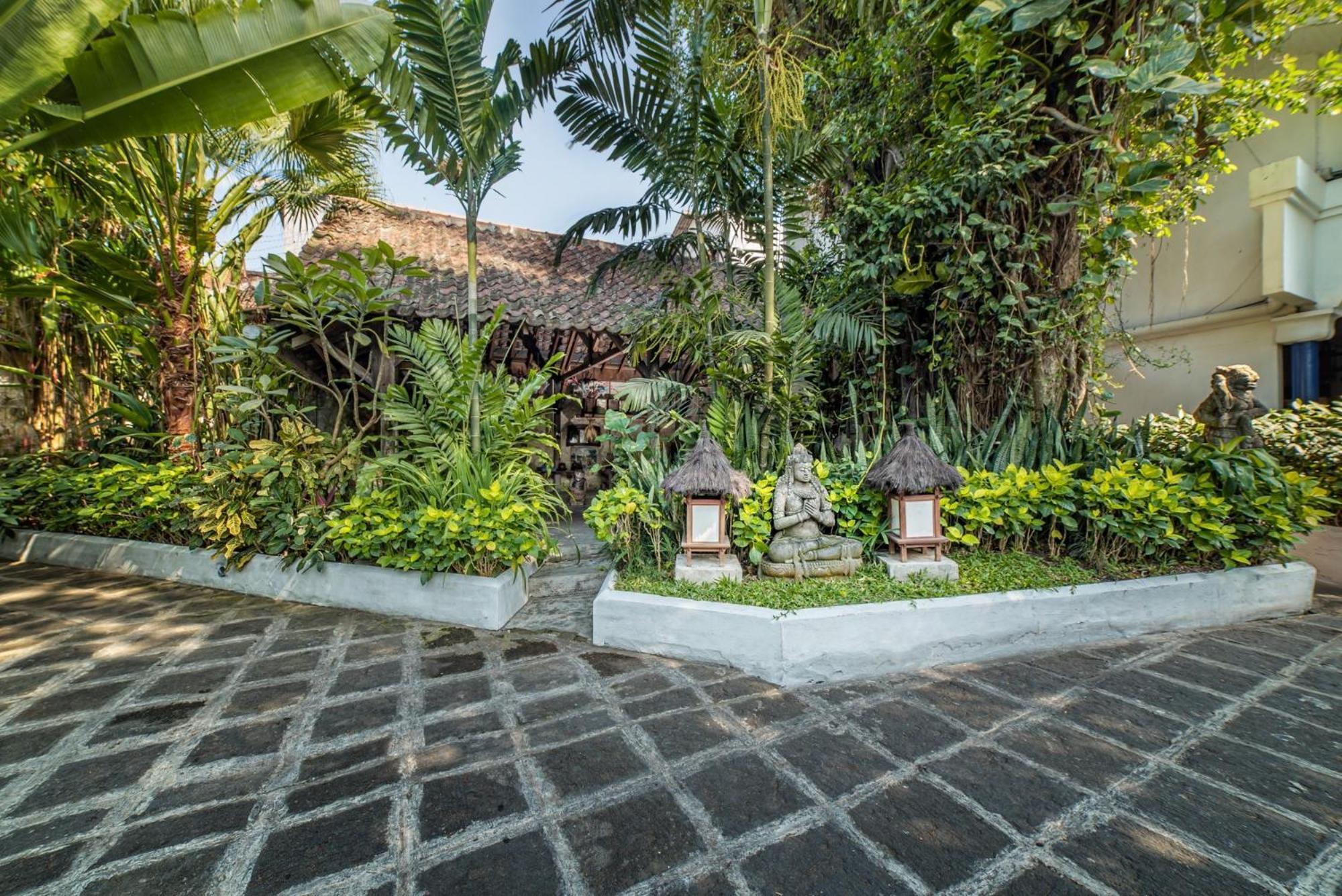 Hotel Tugu Blitar Exteriör bild